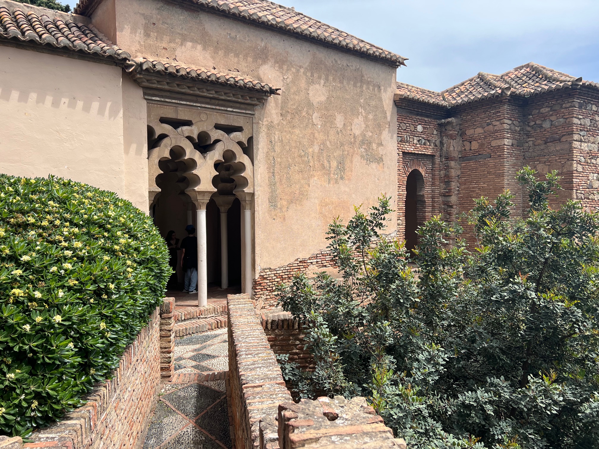 Last minute Spanje: Romantisch hoekje binnen de Alcazaba van Málaga bij het Taifa‑paleis.