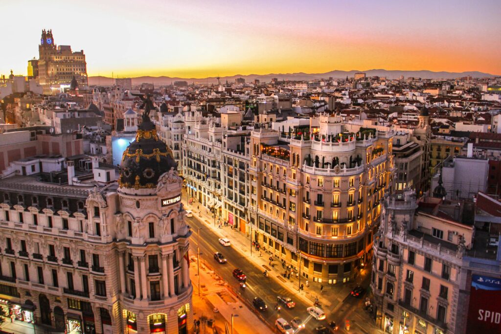 Zonsondergang in Gran Via, op de grens van La Latina, Madrid. Foto van Florian Wehde op Unsplash